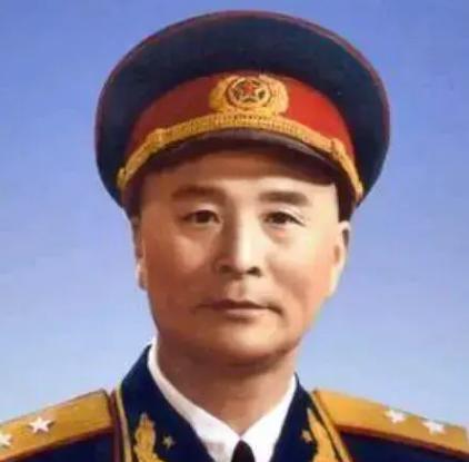 1936年，一农妇在山路上，发现一个的红军战士！这位战士的伤口全是蛆虫，眼看命不