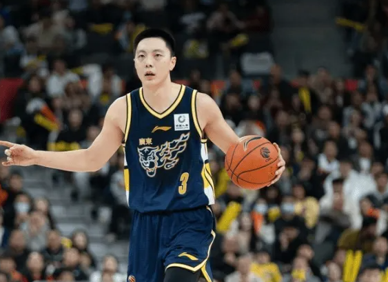 胡明轩现在的表现很可能是常态
胡明轩出道打法是纯2号为打法，靠自己身体去冲击，去