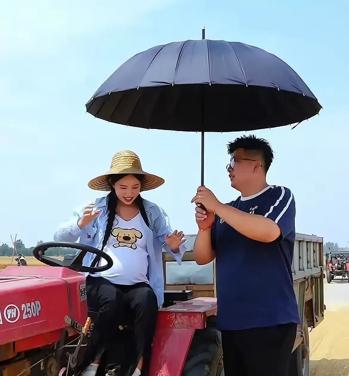 网红麦小登顶着大肚子收麦子，老公世豪遭网暴，原因竟然是这个！！！
看吧，麦小登