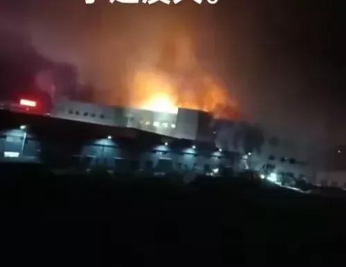 讨薪八百元，变成火烧天
痛心又击首，货物变浓烟
劝君走正道，不要学法肓
种因吃苦