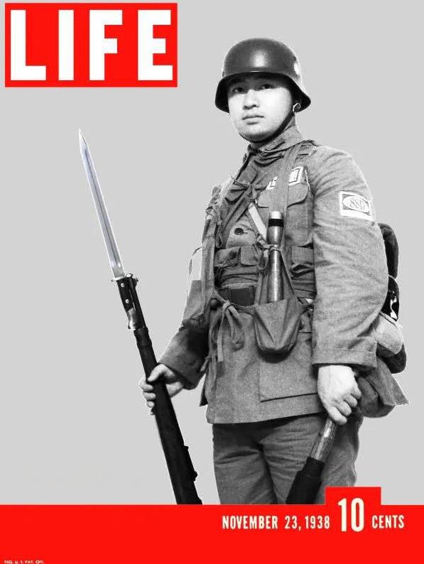 照片中的士兵看着营养精良、神情坚毅。
8月13日是淞沪会战爆发88周年，向英勇抵