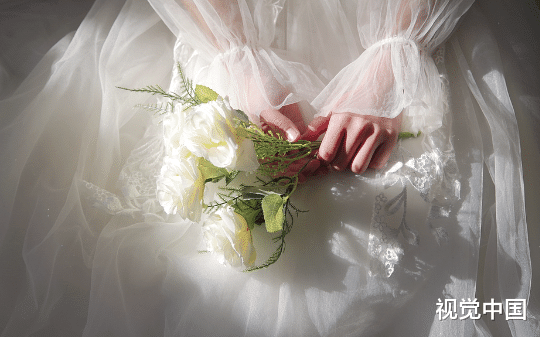 试婚纱时他消失，再遇已是人夫