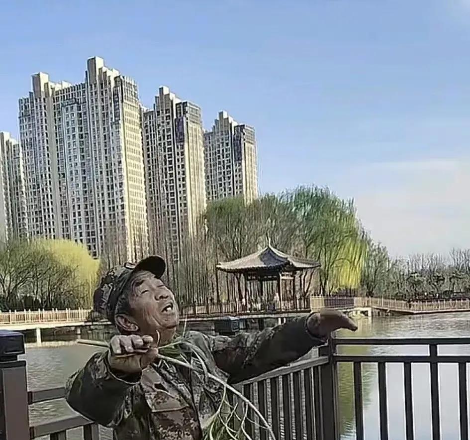 突发！洛阳兴洛湖一夜“漏光”，市民惊呼：这是“天坑”还是豆腐渣？3月17日，洛阳