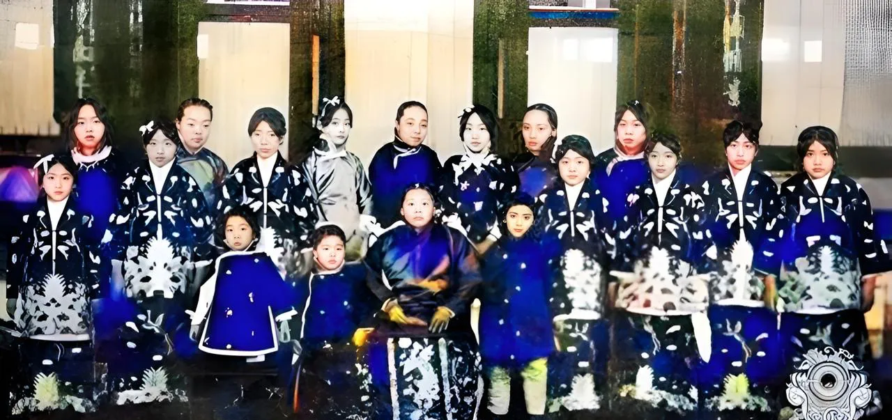 一天，轮到九夫人给袁世凯侍寝，结果还没有到时间，袁世凯就说：你搬回去吧，换别的人