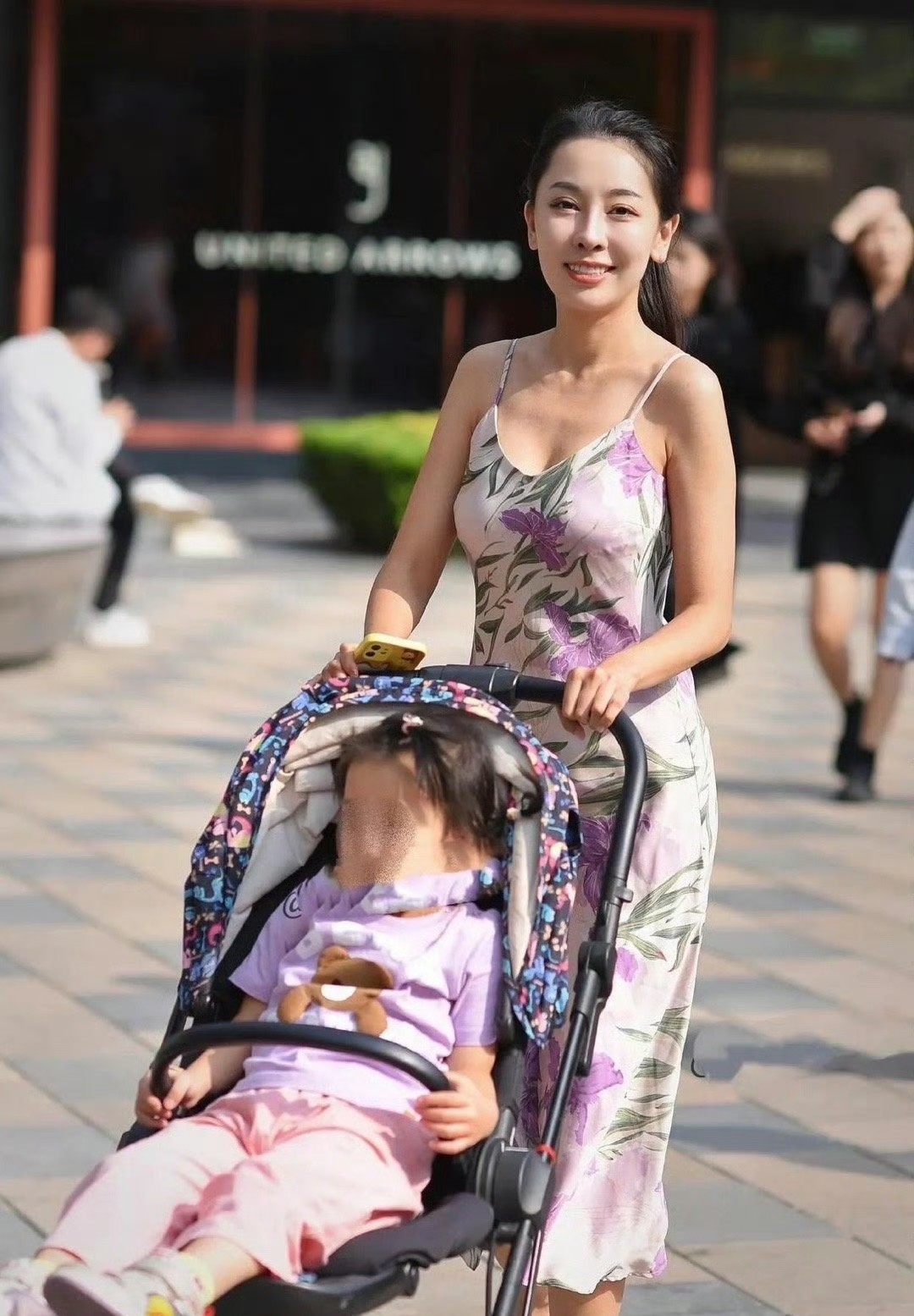 老公难道不会介意你这样出门吗？别人老公不介意，自己老公大概率会介意。可以试试嘛！
