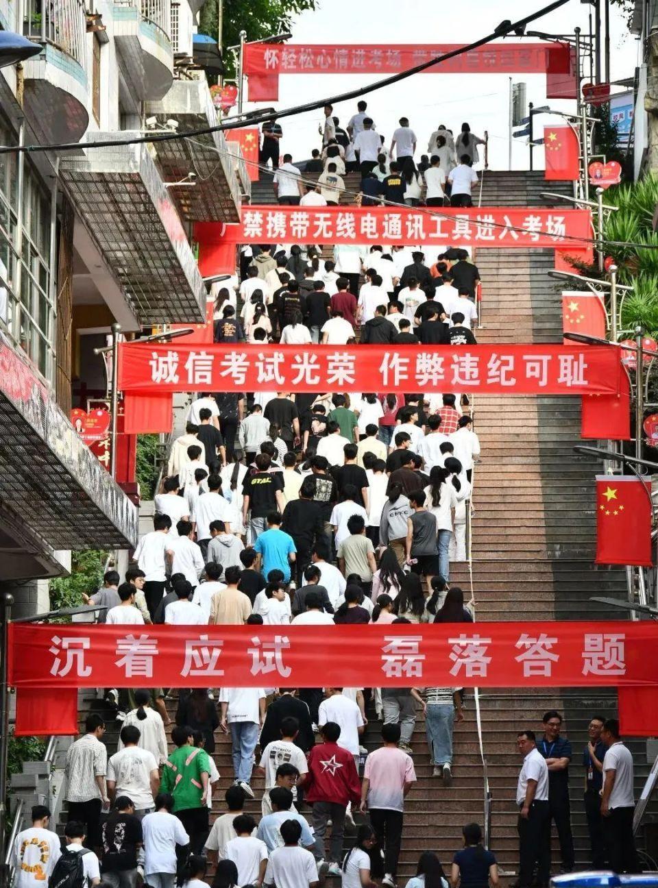 高考迎来坏消息，近200万考生“本科名额”或被挤掉？
高考圈有个让人揪心的消息，