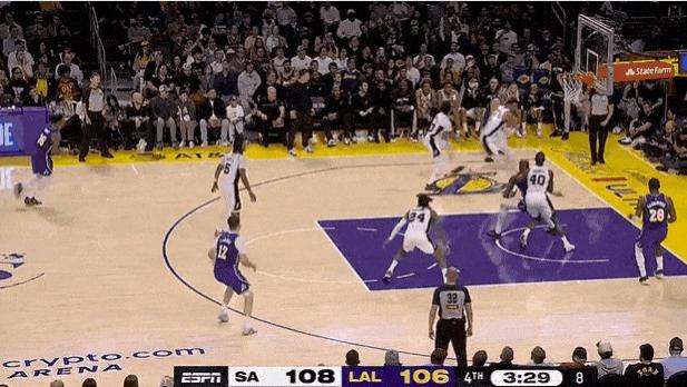 东契奇三分跳投不中，斯马特眼疾手快抢到篮球后上篮命中