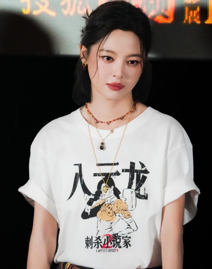 最近辛芷蕾去参加新片首映礼，她这次搭配的很显年轻，气质也很不错。
辛芷蕾上身穿白