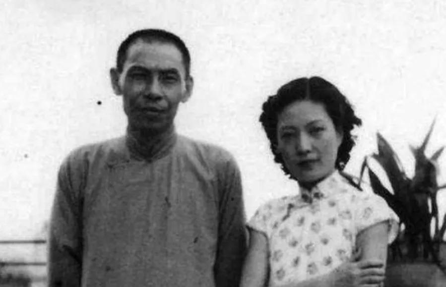 1950年，杜月笙正在盘算护照，忽然孟小冬说：“我跟着你去，是算丫鬟呢？还是算你