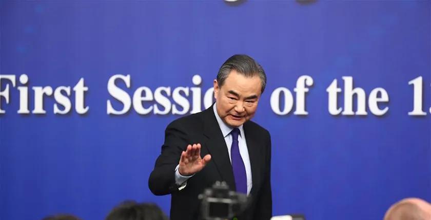 “中国人的败类！”2018年，王毅外交官怒斥道，只因两名中国男子身着仿制日本二战