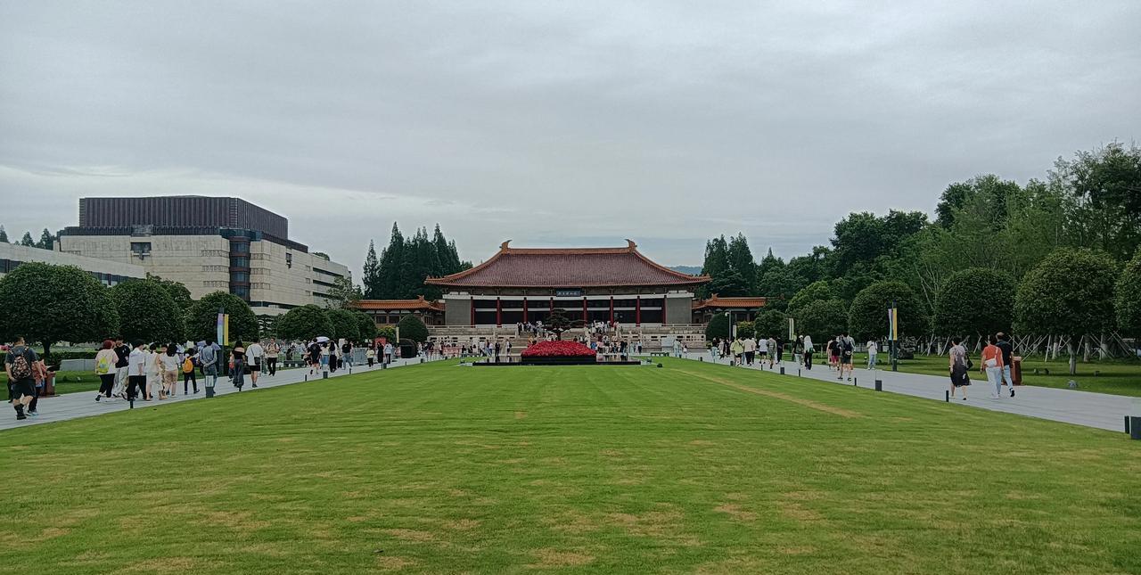 江苏省内多座博物馆延长暑期开放时间，便利服务大朋友小伙伴。
        暑期