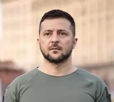 战争打了三年半，泽连斯基现在是进退两难。眼见要失去全国六分之一的领土，泽连斯基仍