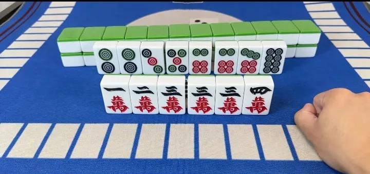 各位麻友，拿到此牌您会打4万还是打3饼呢？千万不要以为都是2对半，打啥都一样，其