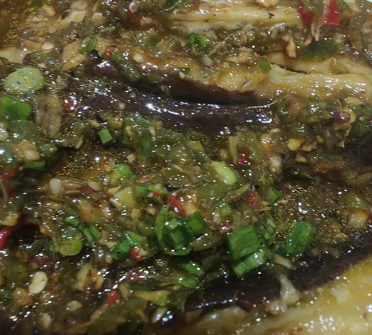 吃饭遇到有趣的事。
小助理整个饭间，一直关注着自己的手机，时不时拿起来回消息，又