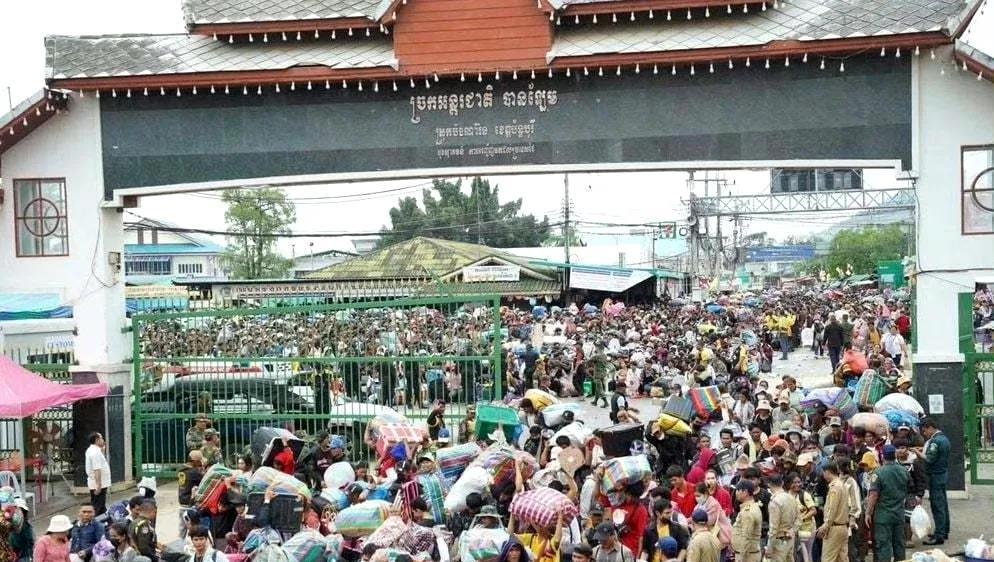 因为柬泰边境冲突，大量在泰国打工的柬埔寨人蜂拥回国，预计仅27日一天就有逾10万
