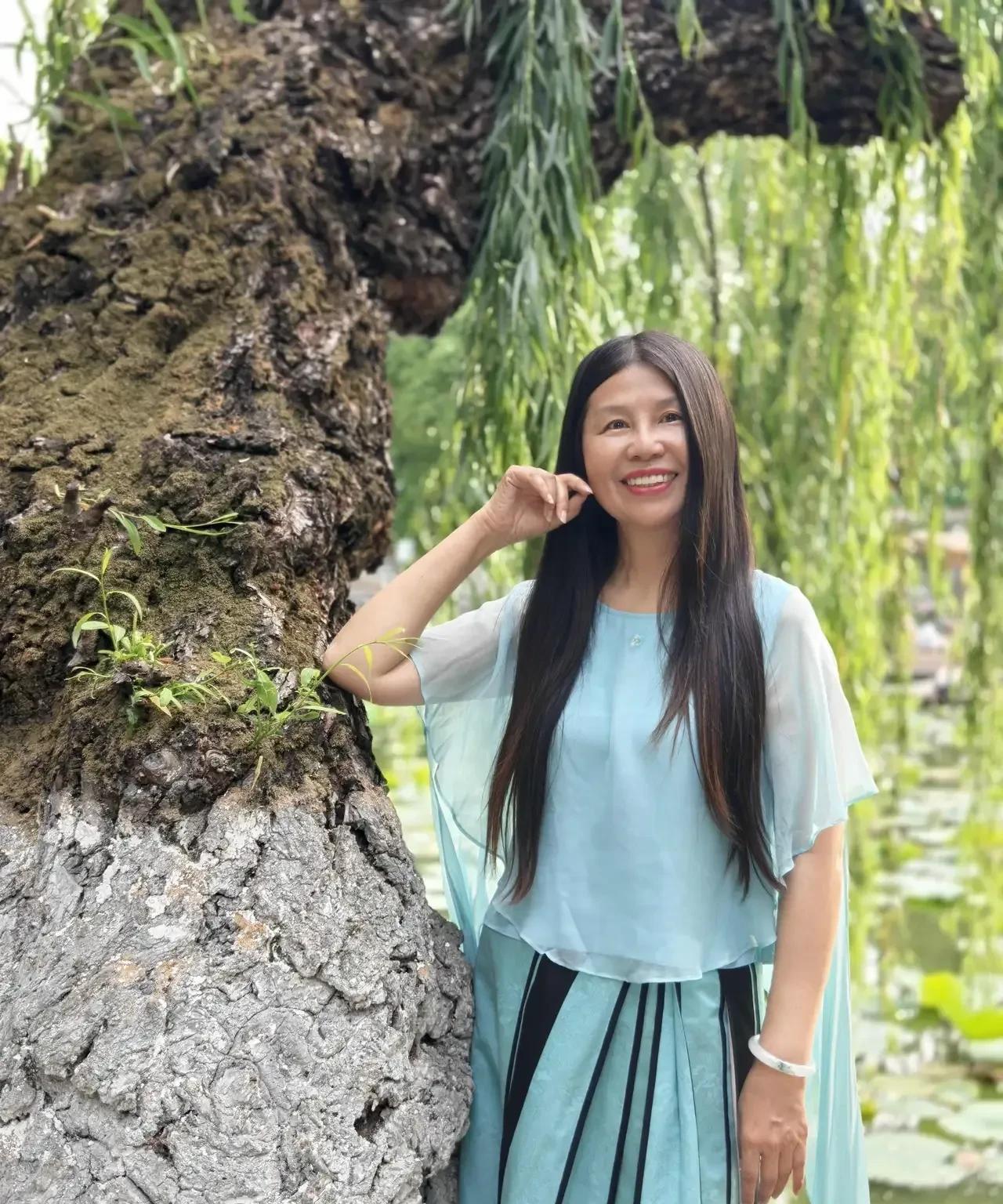 @美丽走 
高级语文老师，再给提个温馨建议，拍照时，千万别笑，你那张嘴太太太大了
