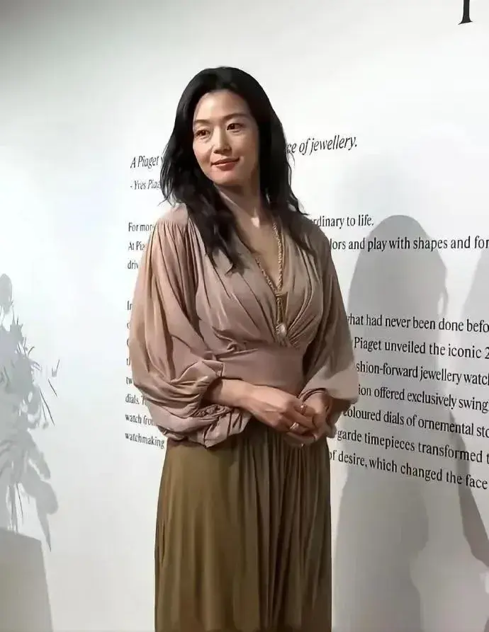 44岁全智贤自然优雅，
岁月难掩女神光芒！

