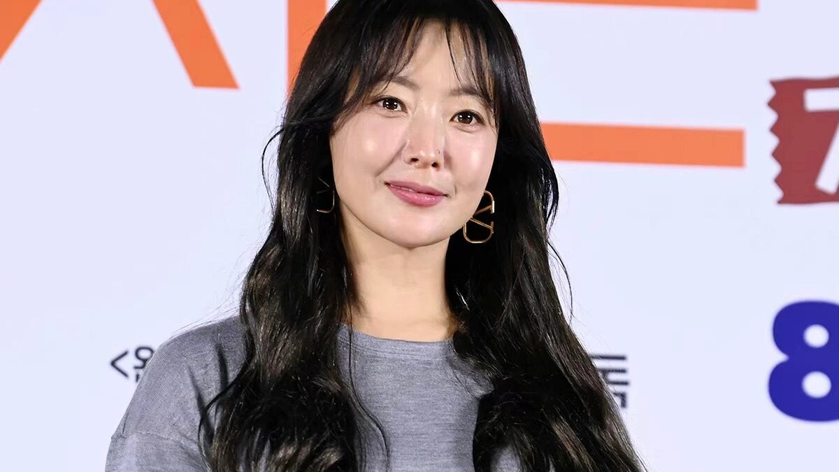 金喜善科技美后带火了一种新穿法：灰T恤+半身裙，美得像换了个人