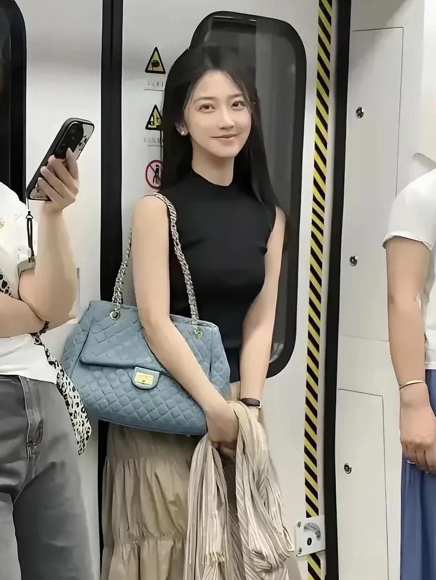 在地铁上遇到一个特别好看的女生，脸上虽说不是纯素颜，但绝没有明显的妆容。
清纯中