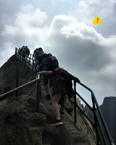 凤凰山坠崖夫妇照片曝光:路人劝阻无效,男子坐上栏杆做鬼脸。
路过行人看他们五十多