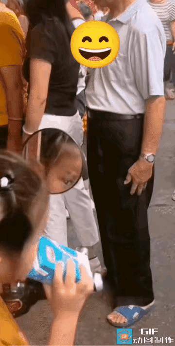人老心不死，我也是男人，我就不知道，这么轻轻一碰就能解渴？
大家都穿着衣服，女的