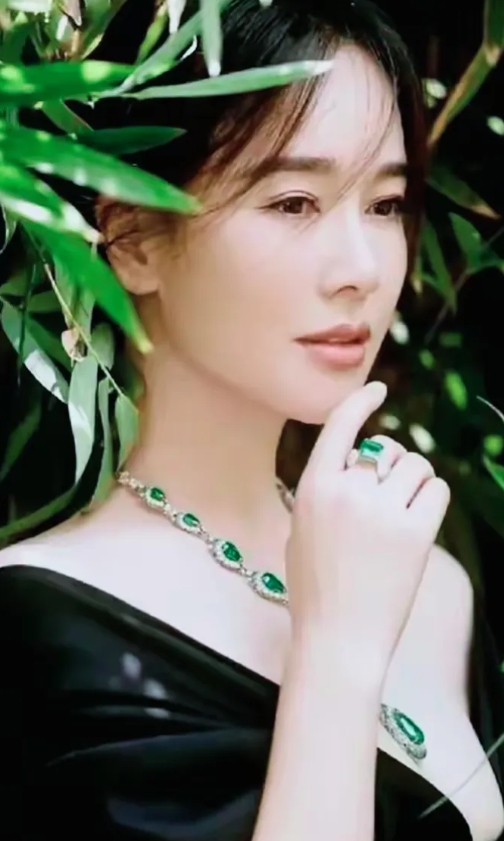 惊艳时光！左小青完美诠释精致优雅，温柔妩媚气质太绝了