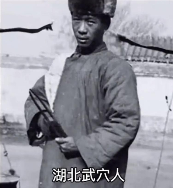1937年，一位日本军官在大连“庆祝攻占南京胜利”，正当他伸直脖子弯腰90度鞠躬