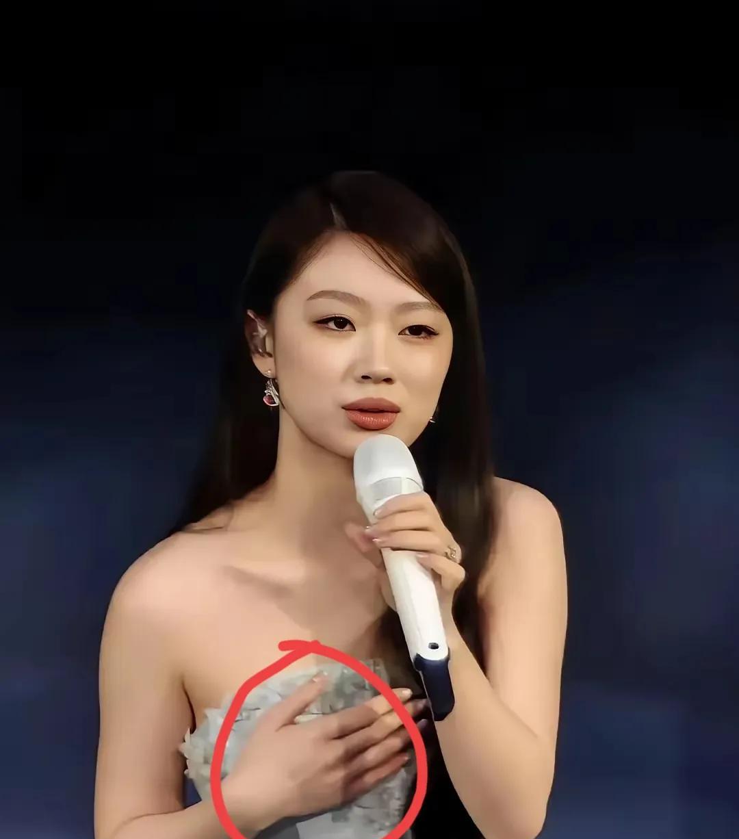 忙完，一打开手机又开始炸锅了！
喜欢单依纯和不喜欢单依纯的都沉默了！
前几天很多