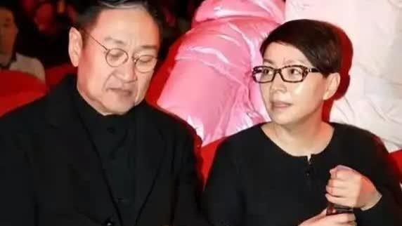 宋丹丹手挽爱侣逛街，情路坎坷终获幸福？幸福婚姻的秘密是什么？