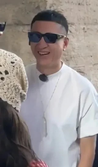 型男孙红雷现身西班牙，转型奶油小生，孙红雷现在变得越来越奶油味了，皮肤白皙光滑，