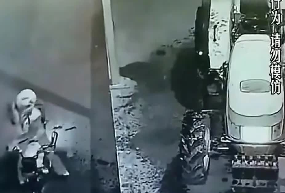 这局该怎么破？
视频中只见一男子骑着摩托车
来到人家拖拉机旁边，
拿出汽油