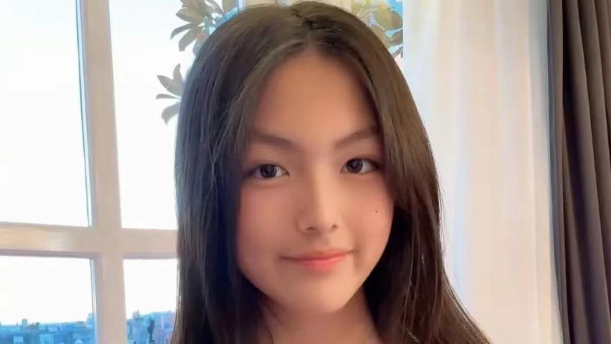 王诗龄近照火了，她穿粉色毛衣毛裤温婉甜美，比李湘年轻时还美