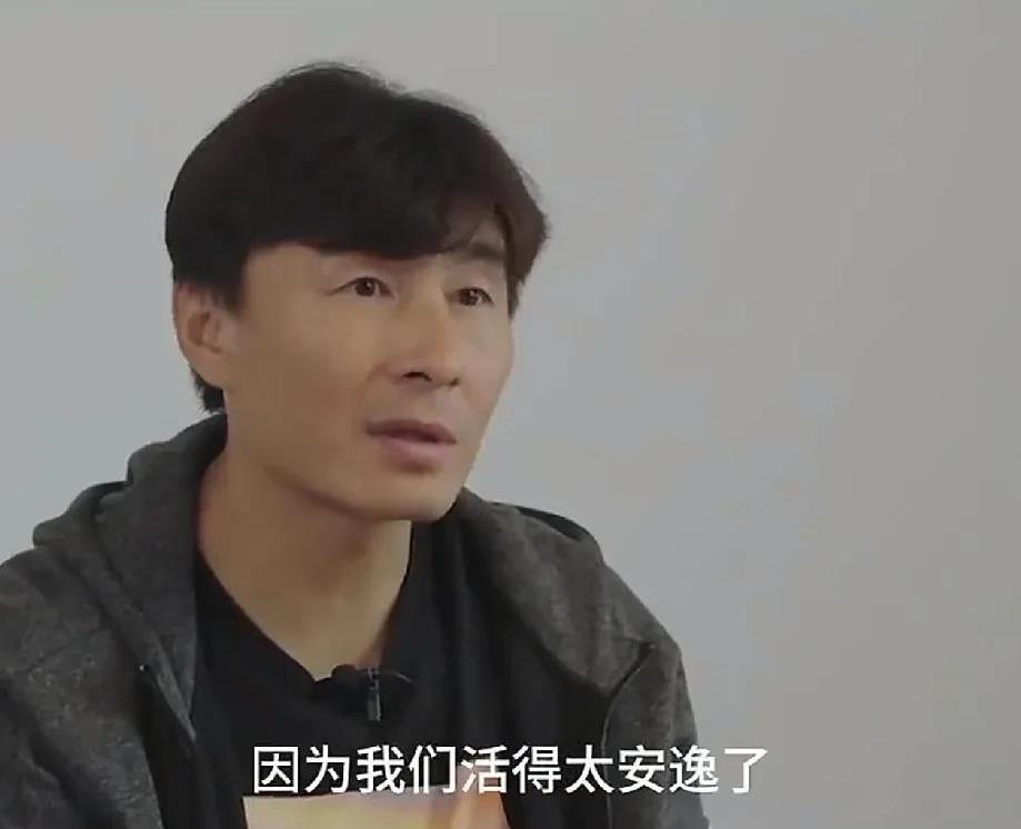 国足为什么屡战屡败？前国足队长李玮峰一言道出真相：活的太安逸了，足球需要有血性！
