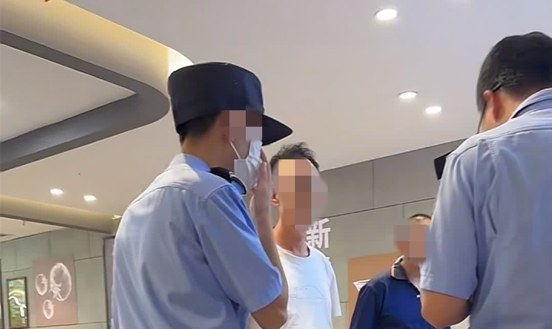 10元理发都嫌贵？广东男子想付5元钱被拒，让警察给自己主持公道