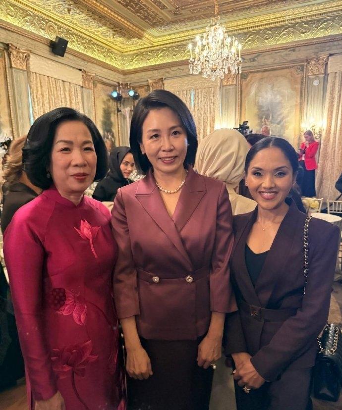 韩国夫人金惠景在纽约参加晚宴，一身酒红色上衣像新娘
韩国第一夫人金惠景目前在纽约