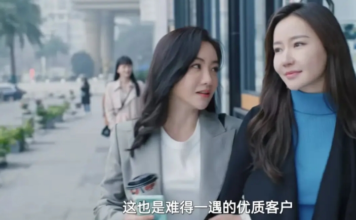 《大河之水》这两女主一出场，就想弃剧了。
一个模子整出来的，脸上的粉都要掉下来了