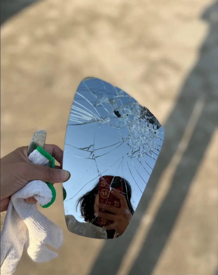 一直很难理解，为什么后视镜要卖的这么贵？
后视镜就是一个镜片，没有什么高科技含量