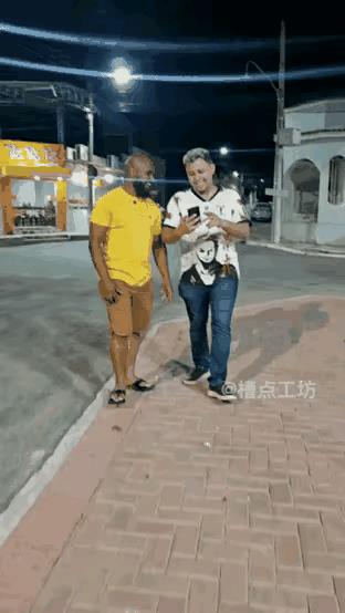 金钱面前，友谊像玻璃一样容易破碎，真相大白时，只有尴尬一笑。