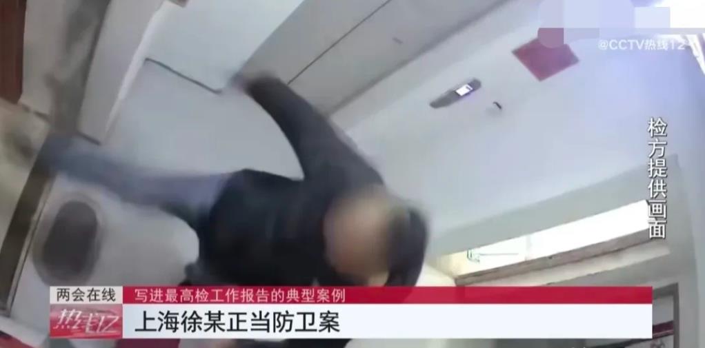 上海，男子因楼上滴水，冲上二楼，一脚踹开女子家门，把她按在沙发上挥拳殴打，女子丈