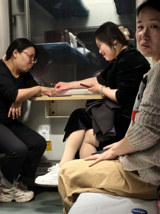 去上海做月嫂，每月能挣到18000元。同车厢里有3个女人，年纪都在40多岁、50