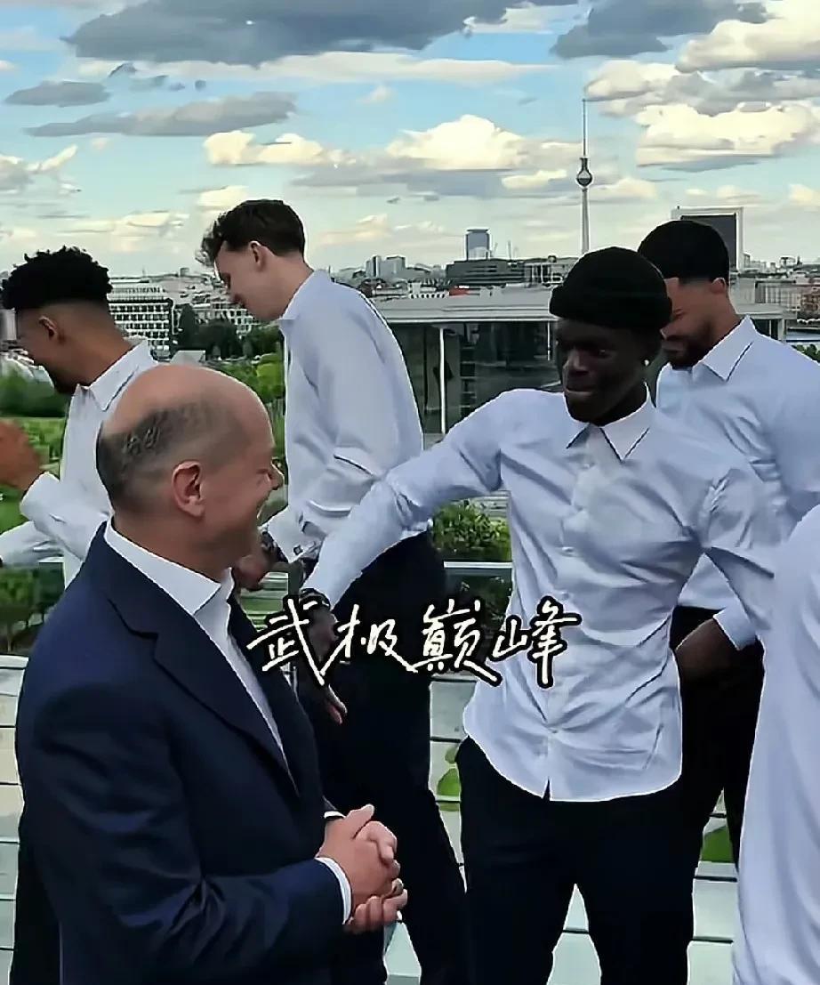 施罗德也是好起来了，敢拍德国总理！
近日，德国总理塑尔茨亲自接见德国男篮，祝贺夺