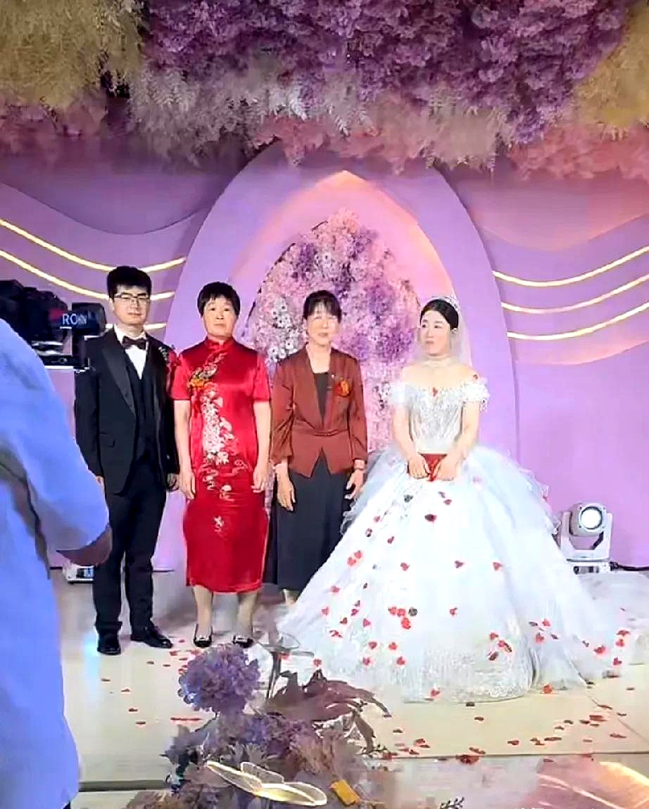 婚礼结束后的夜晚，酒店的大厅灯光闪烁，温暖的氛围依旧弥漫。小志与云飞在亲友的祝福