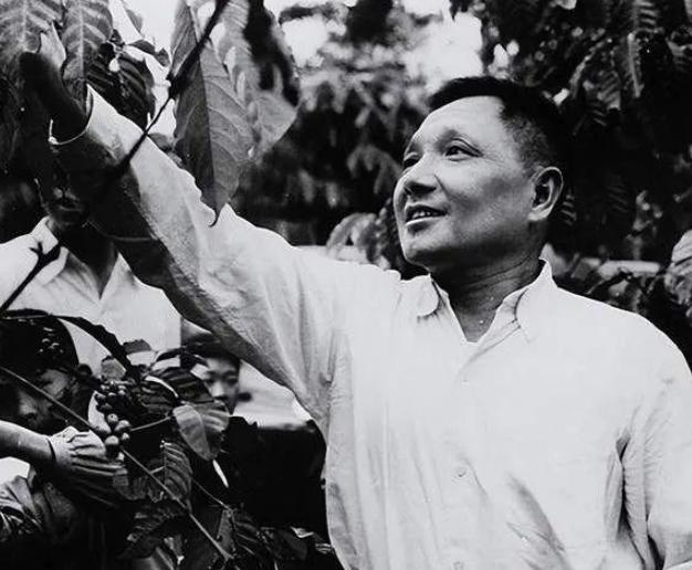1979年底，中央军委决定对解放军三总部进行一次大调整。邓小平由于事务太多，决定