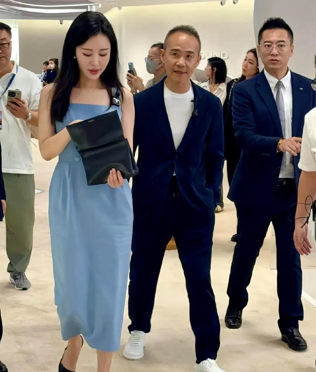 身体很诚实，总感觉老王走路慢他老婆半拍，田朴珺才44岁，而他已经74岁了。
这是