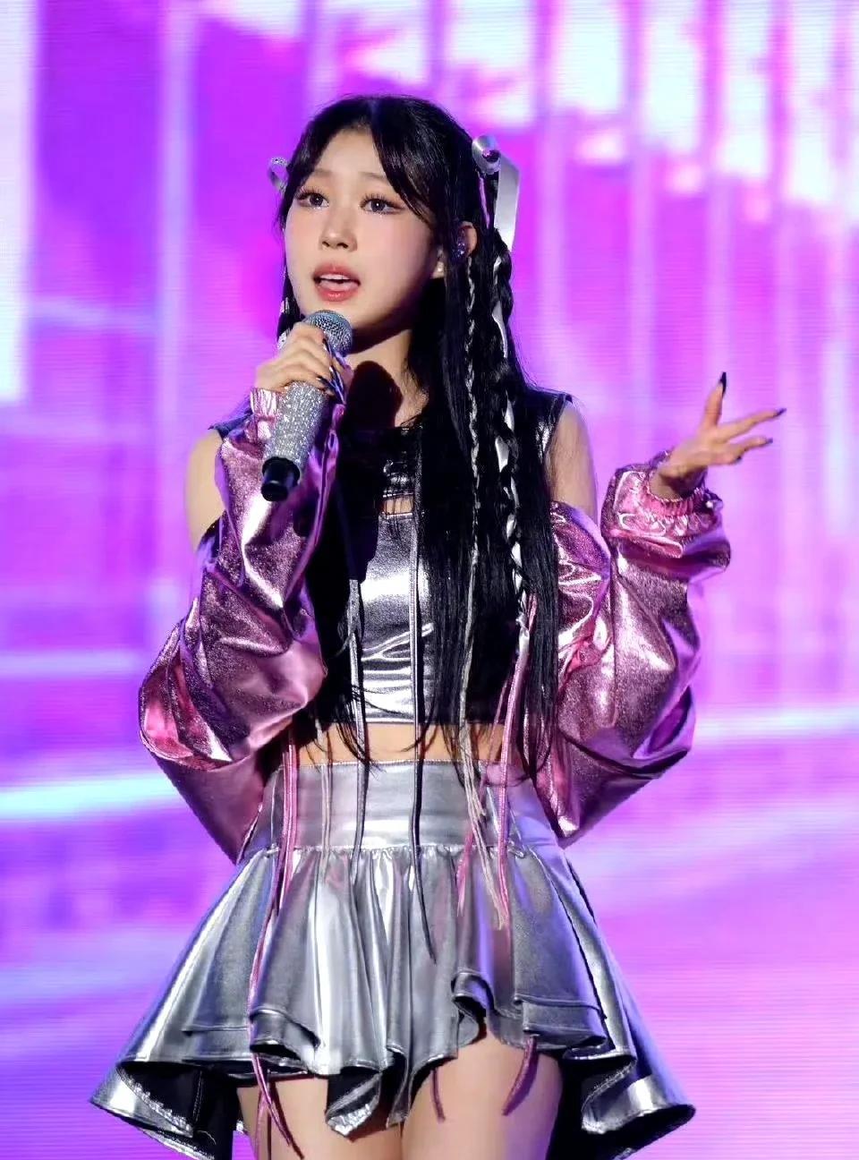 小沈阳女儿居然出道当歌手了，她的长相暂且不提，不漂亮也不丑，但是看了她视频，嗓音