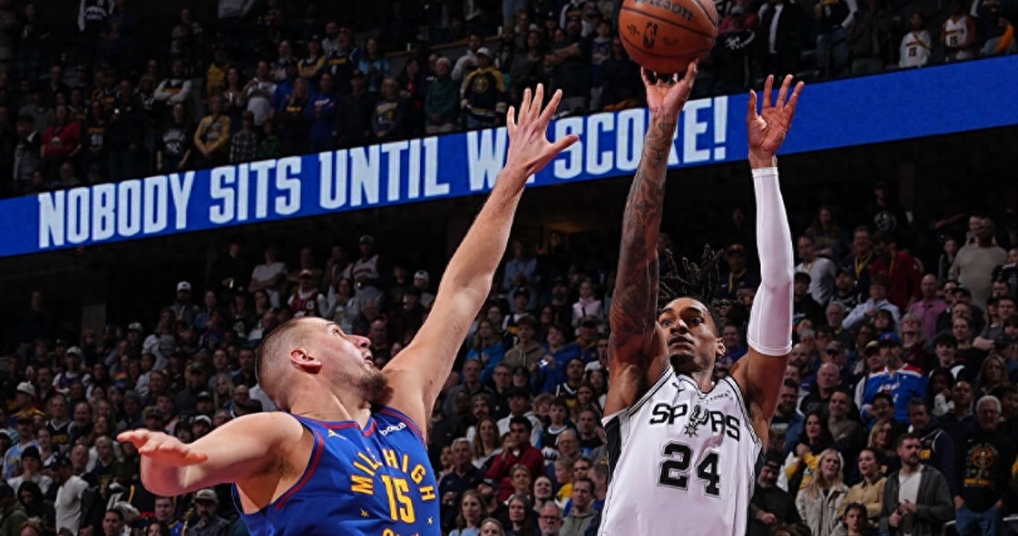 NBA小组赛收官，掘金主场对阵马刺。掘金次节净胜23分反超，马刺三节还以26-8