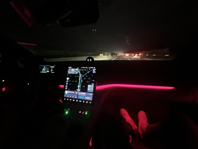 电车氛围灯的体验
作为一位ES6车主，提车至今已经四百多天，行驶里程达到了350