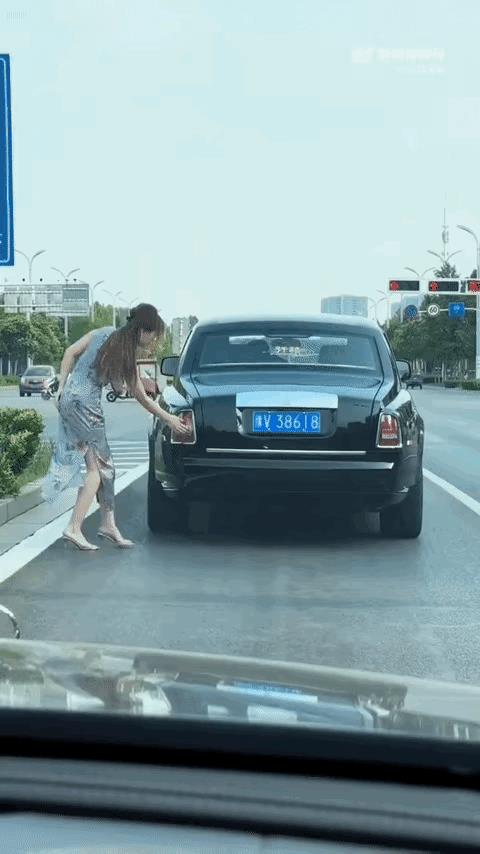 看来再高傲的车也抵不过小姐姐的温柔一击。#温柔带着锋芒#