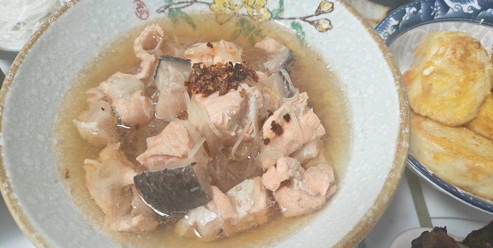 这是克非老头子今天早上的早餐，头一个是法罗鱼骨玉丝汤，汤头是我独家秘制，玉丝就是