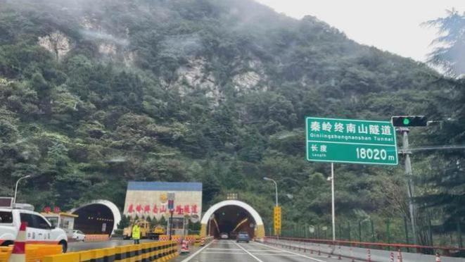 历时6年耗资40亿，上万人在秦岭“掏”了个洞，搞出一条世界之最